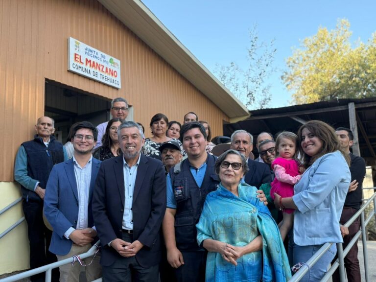 Gobierno continúa impulsando el desarrollo de las comunidades:  Delegado Mario Cruces Núñez inauguró remodelación de JJVV El Manzano en Trehuaco