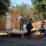 Gobernador Crisóstomo advierte del lento avance en reconstrucción: ‘Sólo 8 de las viviendas de emergencia instaladas están en condiciones de ser habitadas’