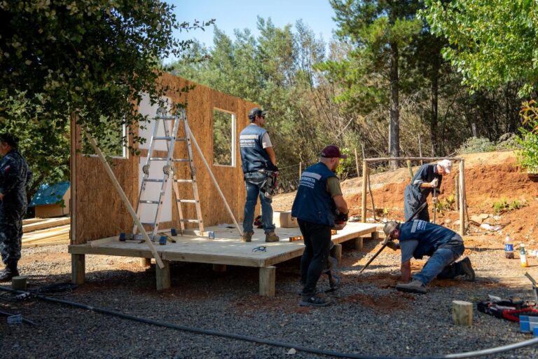 Gobernador Crisóstomo advierte del lento avance en reconstrucción: ‘Sólo 8 de las viviendas de emergencia instaladas están en condiciones de ser habitadas’