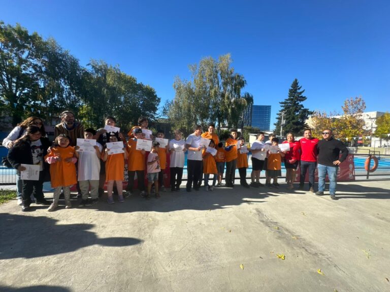 Apoderados valoran taller gratuito de natación inclusiva realizado en piscina del Liceo Marta Brunet