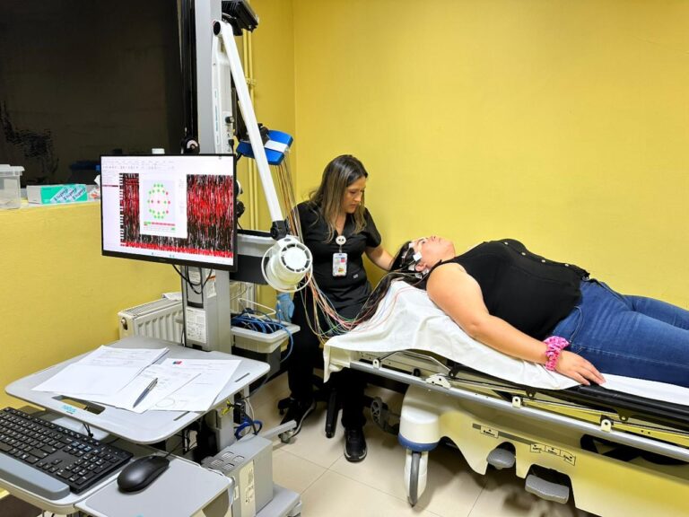Hospital de San Carlos adquiere moderno electroencefalograma para fortalecer la atención neurológica y reducir listas de espera