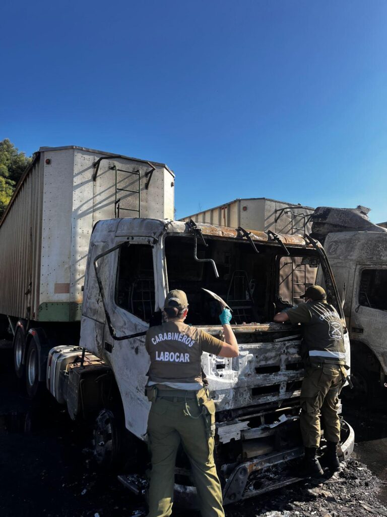 Carabineros del Labocar realiza peritajes por incendio que afectó a tres tractocamiones en Ránquil