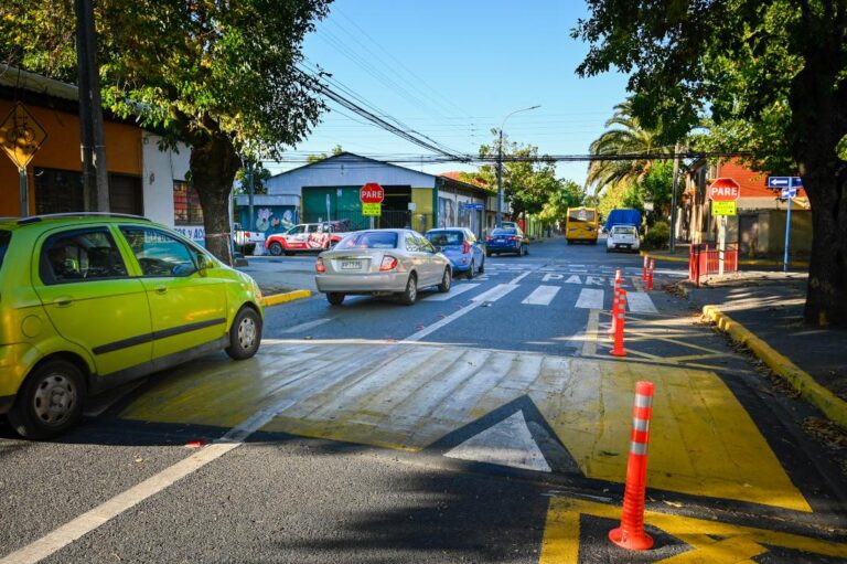 Municipio instala reductores de velocidad, demarcación y señalética en intersección clave de la ciudad
