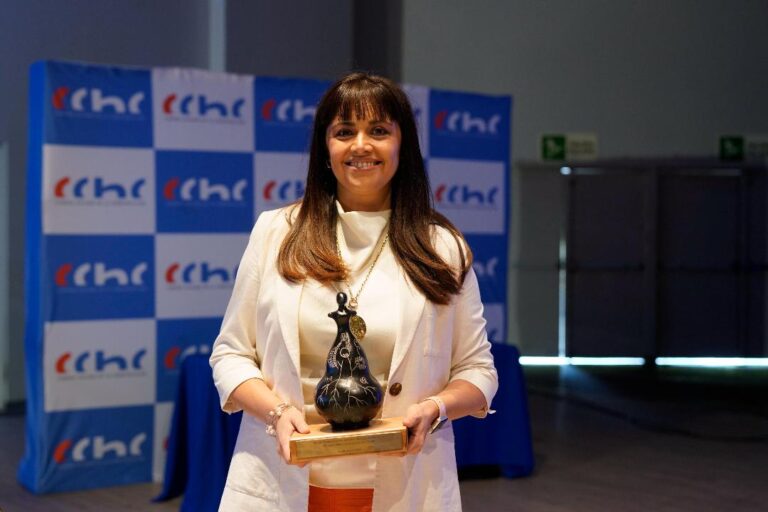 Directora del Servicio de Salud Ñuble recibe reconocimiento como mujer líder en el área de la salud