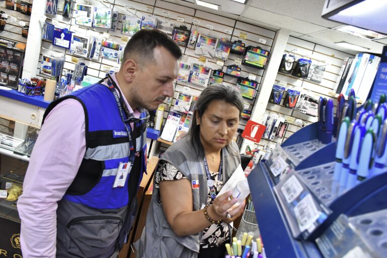 Seremi de Salud refuerza fiscalización preventiva de útiles escolares y llama a comprar en el comercio establecido