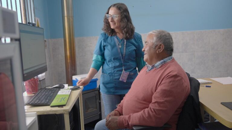 ‘Ahora podemos saber antes lo que tenemos’: telemedicina ya mejora la vida de vecinos de Capilla Norte en El Carmen