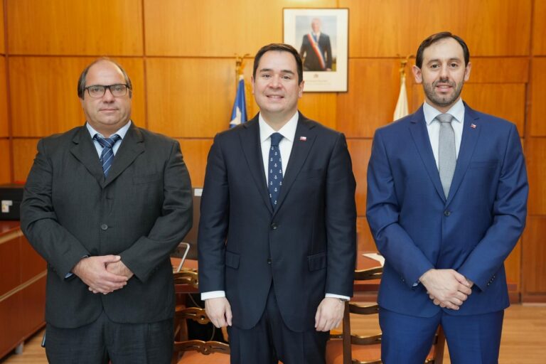 Delegado Presidencial presenta al nuevo director de la DOH