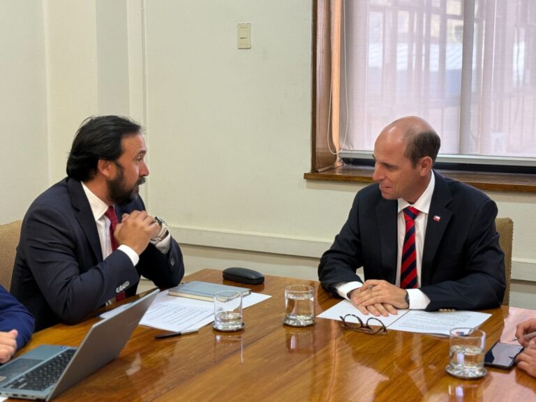 Gobernador Crisóstomo solicita al MOP definiciones ante proyectos clave para Ñuble: Aeropuerto, Paso internacional y Puente Itata